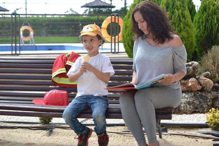 mama e hijo leyendo