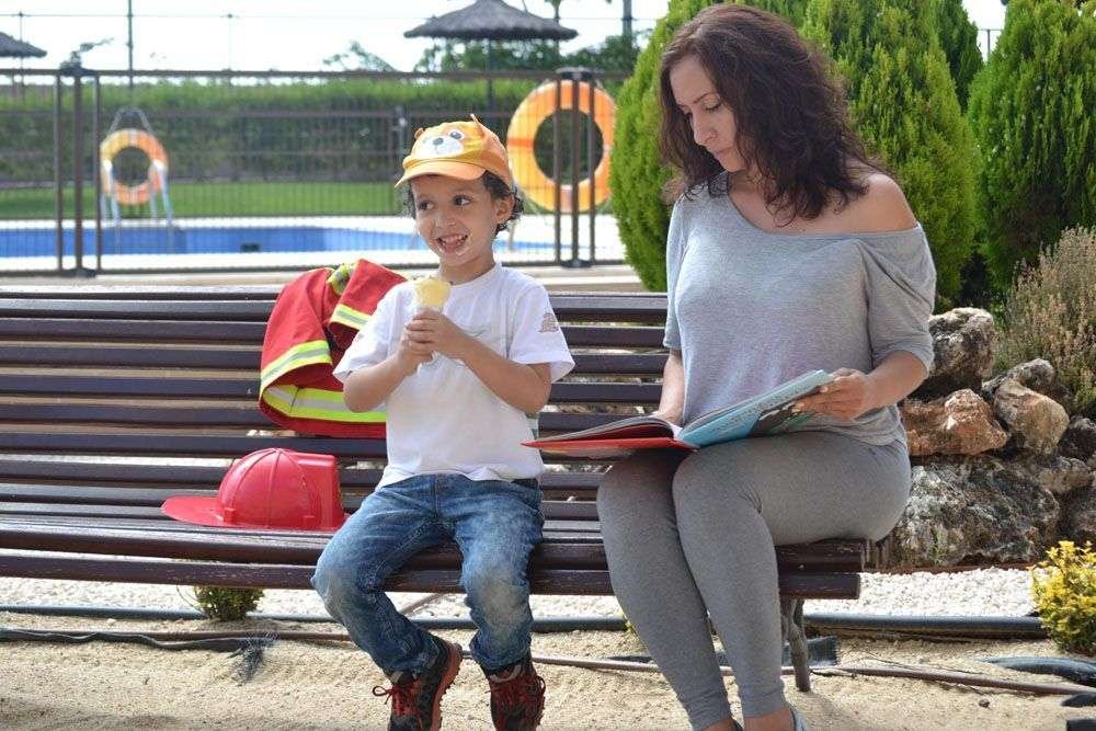 mama e hijo leyendo