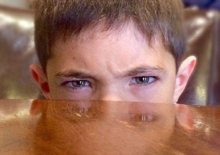 niño enfadado