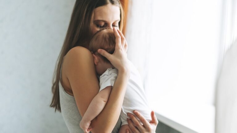 madre abrazando a su bebé recién nacido durante el primer mes