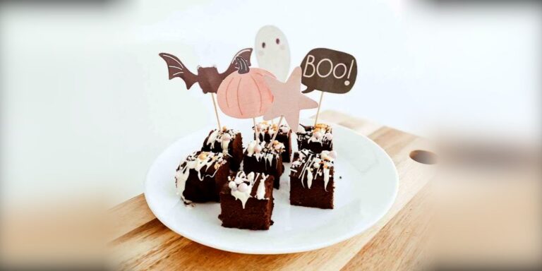 Brownies decorados con toppers de Halloween: murciélago, calabaza, fantasma y cartel BOO